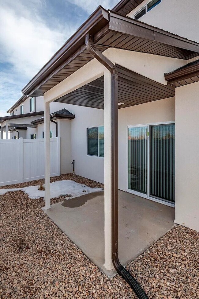 Building Photo - Charming Cedar City 3 Bedroom Townhome!