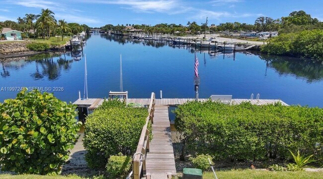 Building Photo - 725 Hummingbird Way