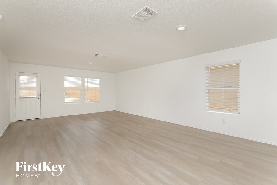 Building Photo - 10623 Vinateros Dr