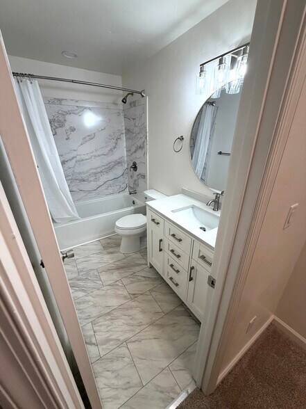 Upstairs bathroom. - 1005 Willow Green Dr