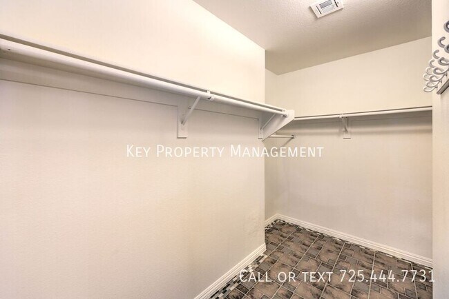 Building Photo - Beautiful 4 bedroom, 2.5 bathroom two-stor...