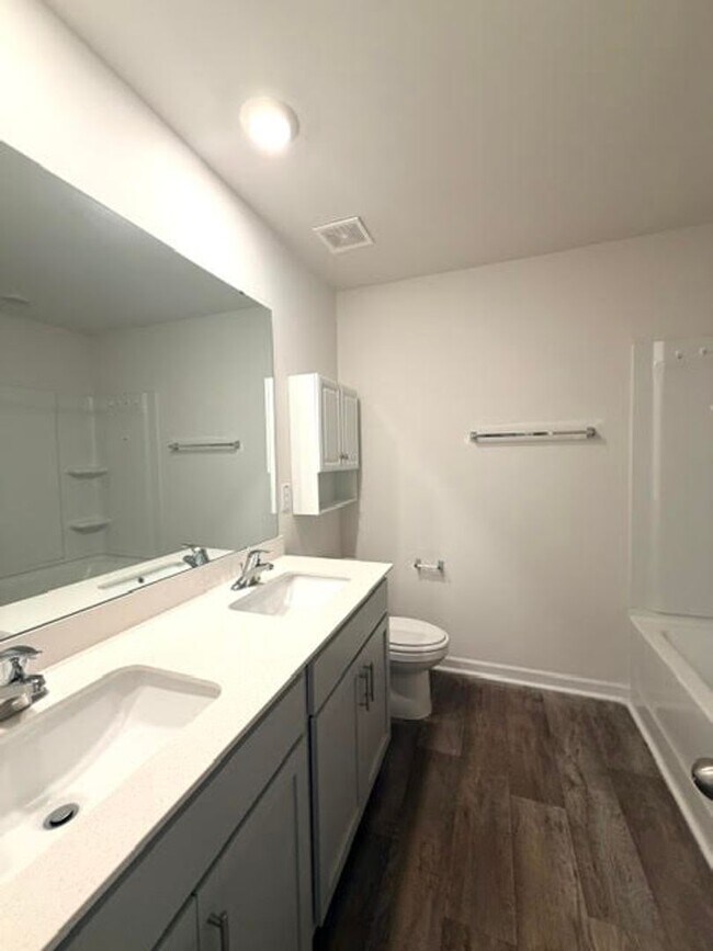 Building Photo - 526 Leven Dr