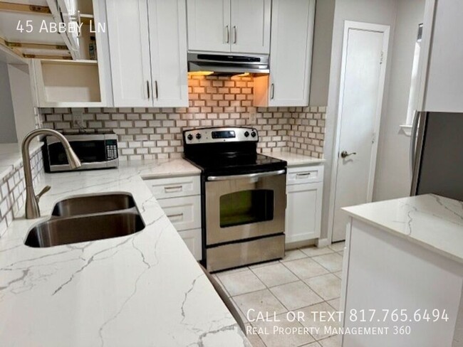 Building Photo - Fantastic town home close to DFW airport