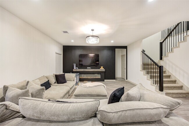 Building Photo - 6846 Dell Vista Drive