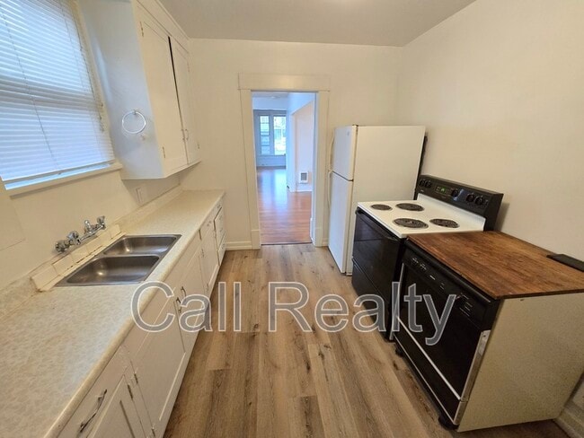 Building Photo - 1028 E Mission Ave