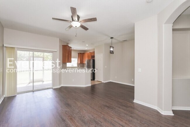 Building Photo - Limited Time Special Offer / 3 Bed/2.5 Bath Townhome with Garage / Pet-Friendly / Vouchers Accept...