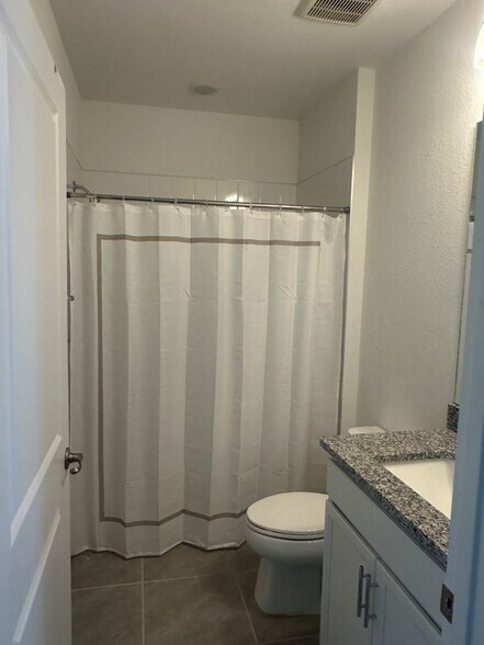 Building Photo - 467 SW Jeanne Ave