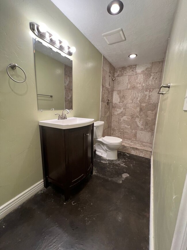 Building Photo - PRICE REDUCED:  LG 4-BED TOWNHOUSE NOW $1,995