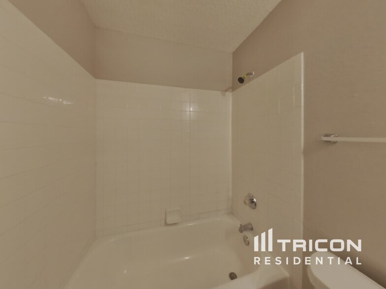 Building Photo - 5930 Encanto Point Dr