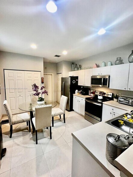 Building Photo - 4142 Forest Dr