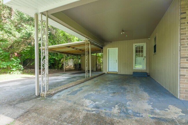 Building Photo - 2004 Rosewood Dr NW