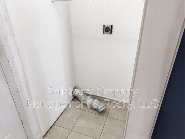 Building Photo - 3950 Seaside Ct