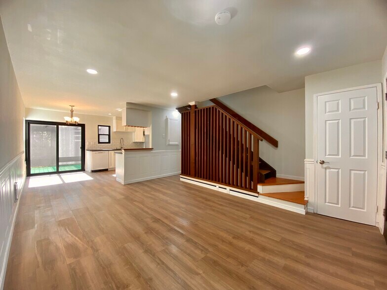 Building Photo - 8722 Villa La Jolla Dr