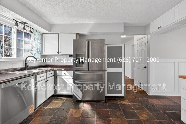 Building Photo - 971 Whispering Ridge Ln