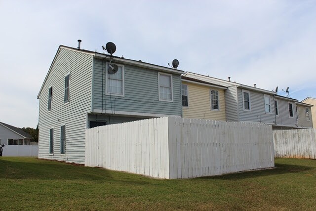 Building Photo - Perfect Location! Charming 3 Bedroom/2.5 B...