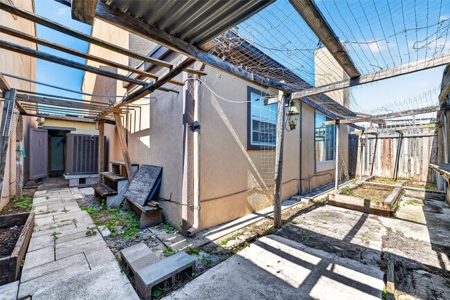 Building Photo - 12317 Crest Lake Dr