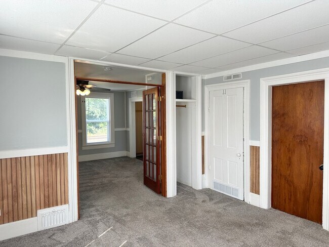 Building Photo - 326 Railroad St