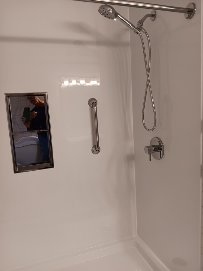 Building Photo - 2479 Malletts Bay Ave