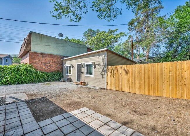 Building Photo - Beautifully Remodeled 1 Bed / 1 Bath in Midtown - Available 6/15!