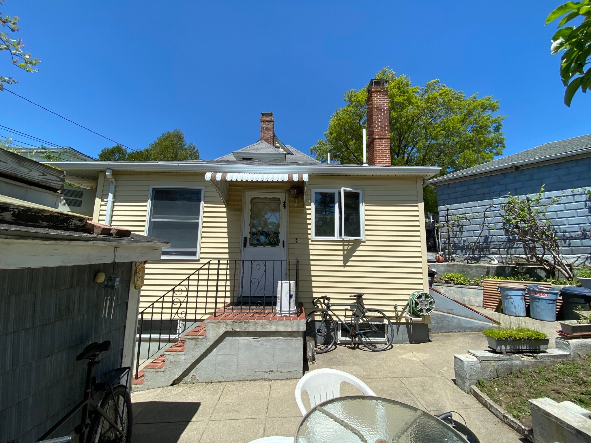 Building Photo - 213 Holland St