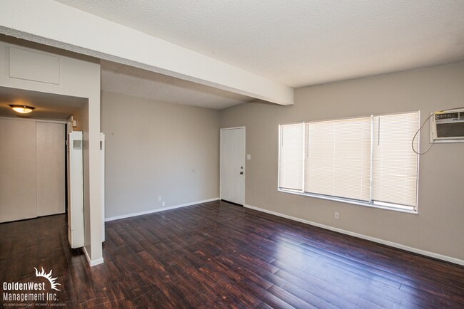 Building Photo - Charming & Spacious 3Bdm 2Ba Home with Private Yard in Las Vegas.