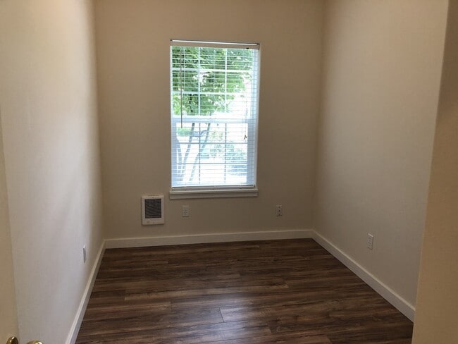 Building Photo - Beautiful Townhouse in Prime Tigard Locati...