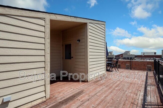 Building Photo - 200 River Pl Dr