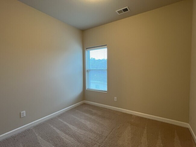 Building Photo - 579 Crossland Dr