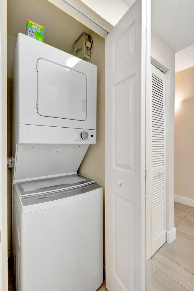 Building Photo - 780 S Sapodilla Ave