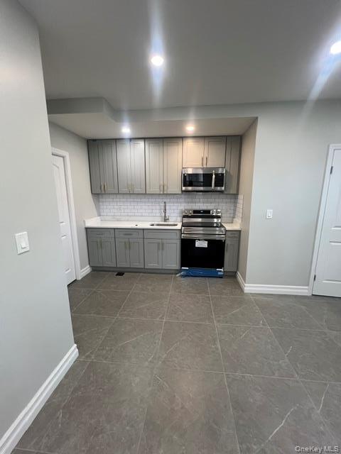 Building Photo - 2524 Tenbroeck Ave