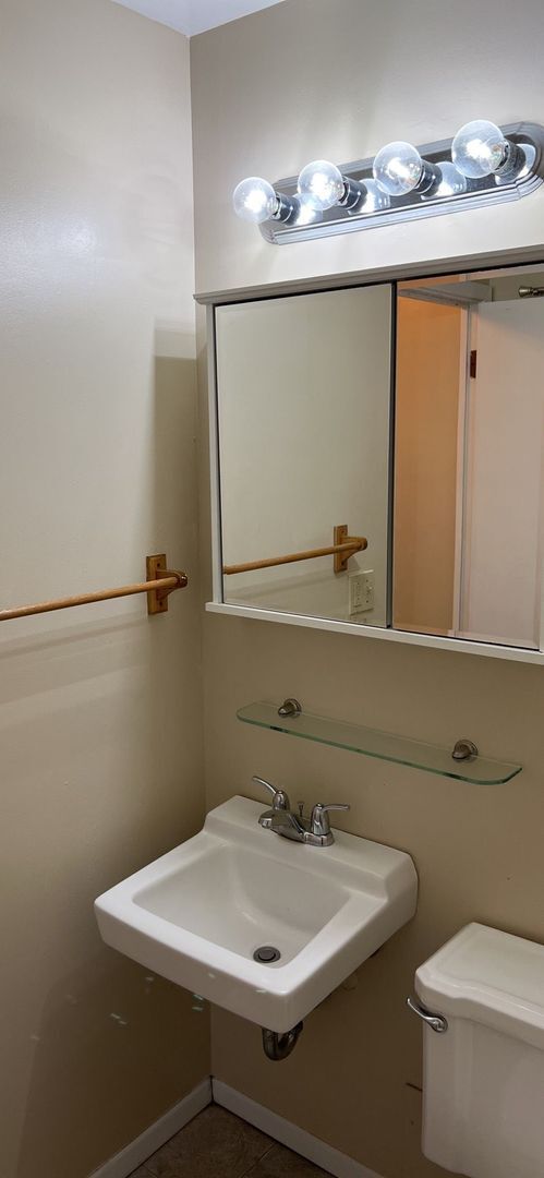 Building Photo - 3301 N Valleyview Dr