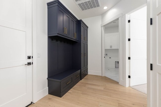 Building Photo - 6 bed / 4 bath / 3 car garage custom home in Pecan Valley