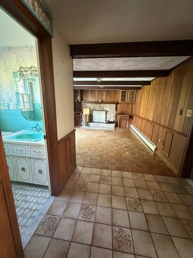 Building Photo - 818 Griffin Pond Rd