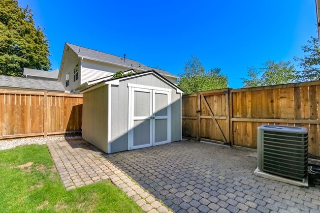 Building Photo - Beautiful upgraded 4 bedroom DuPont home with AC and sprinkler system