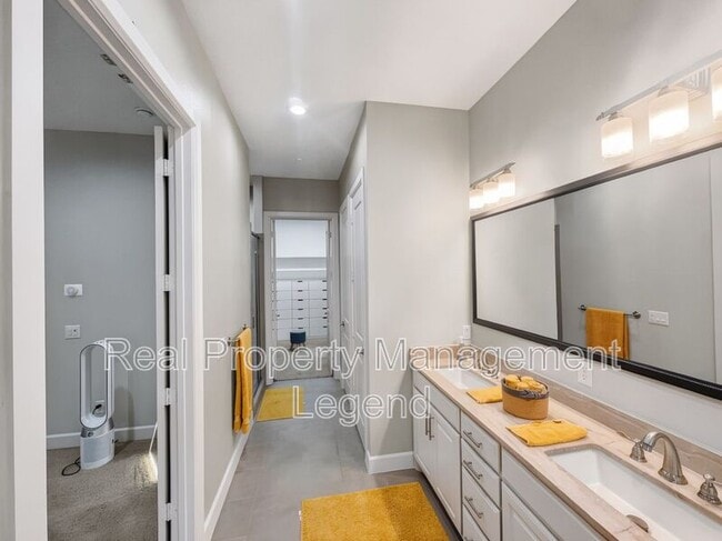 Building Photo - 15850 Quorum Dr