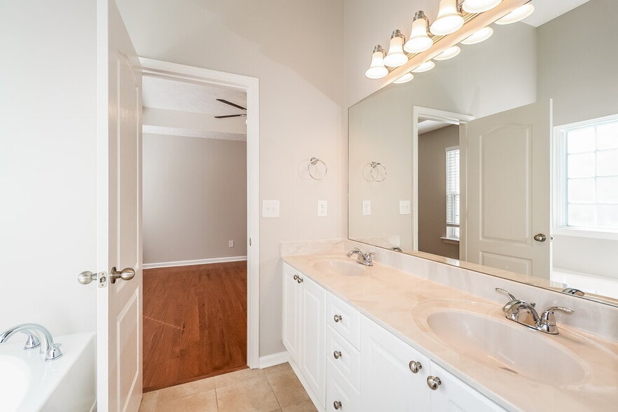 Building Photo - 4008 Pineorchard Pl