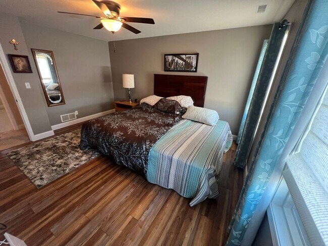 Building Photo - Great family home next door to Edwards Elementary in west Ames-4 bedroom 3 1/2 baths, 2 car garag...