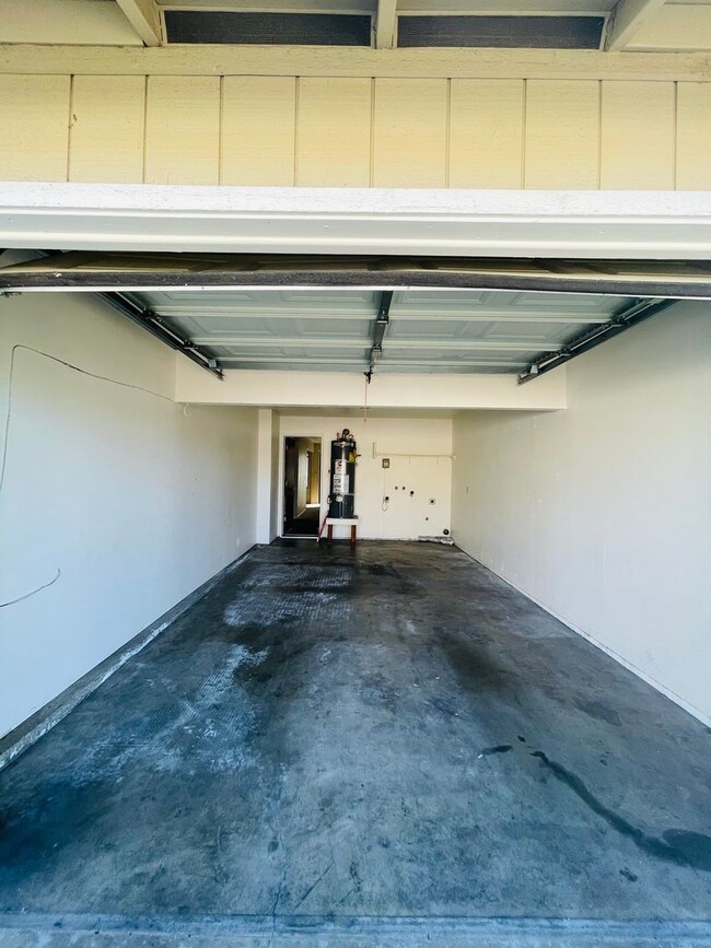 Building Photo - North Merced: $1575 2 Bedroom 1.5 Bath Tow...