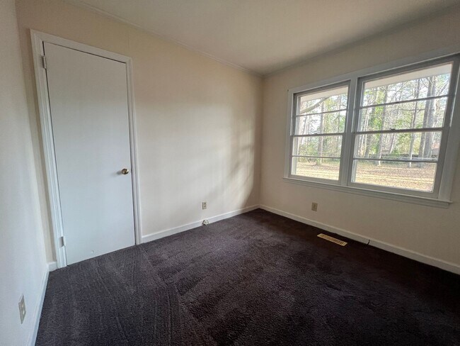 Building Photo - 3 bedroom home located off Neuse Blvd