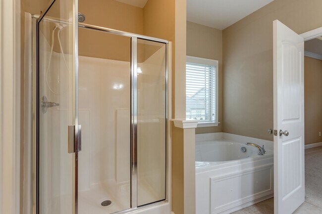 Building Photo - 4-Bed/3-Bath with Bonus Rm. in Spring Hill!