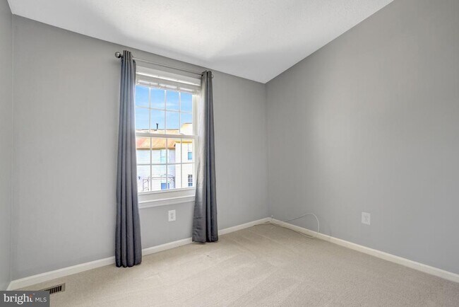 Building Photo - 6063 Hydrangea Dr