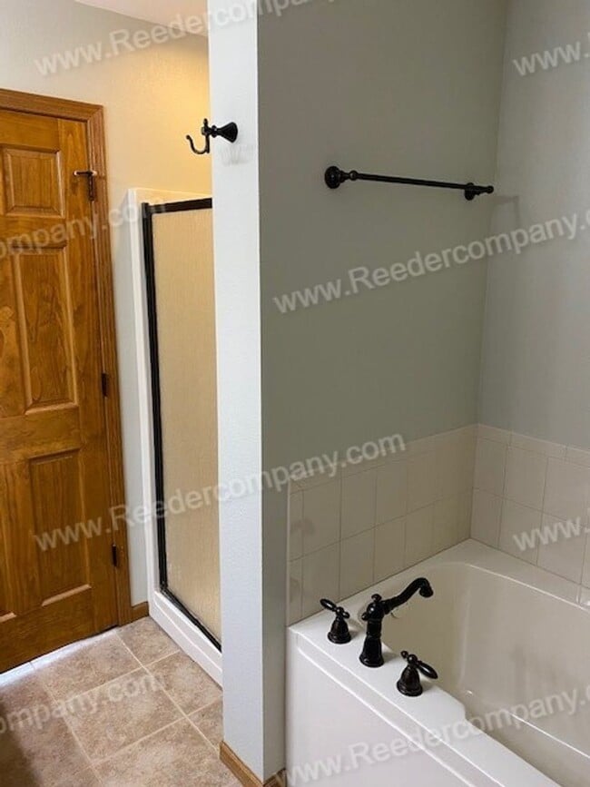 Building Photo - Single level open concept duplex features ...