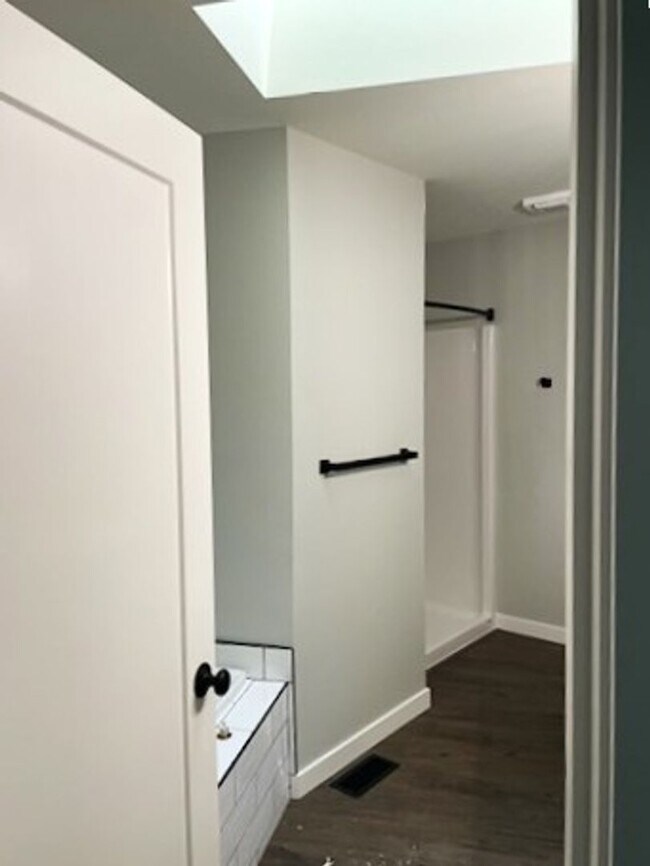 Building Photo - Lovely 3 Bedroom Recently Renovated!
