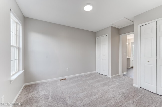 Building Photo - 4749 Grove Ct