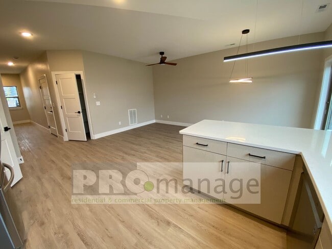 Building Photo - Townhouse with 3 bedrooms / 2 bathrooms in...