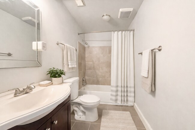 Building Photo - 5 bed 3 bath home in quiet neighborhood!