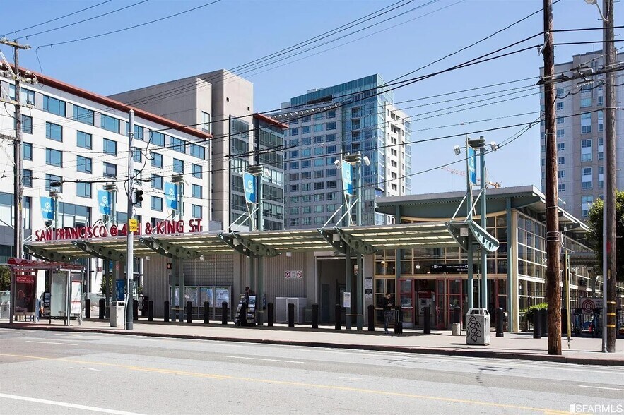 Building Photo - 260 King St