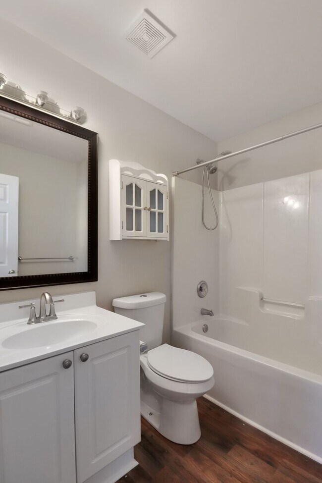 Building Photo - Light and bright 3 bedroom 2 bath townhome...