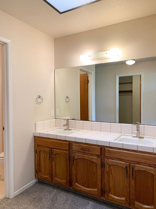 Building Photo - 2 Bedroom / 2.5 Bath Condo in Ridgemark