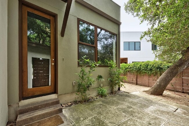 Building Photo - 2111 Melridge Pl